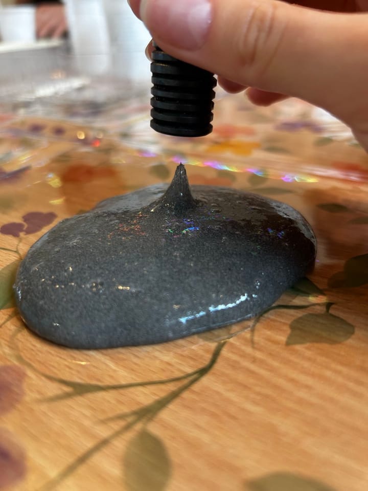 Eksperyment z magnetycznym slime'em